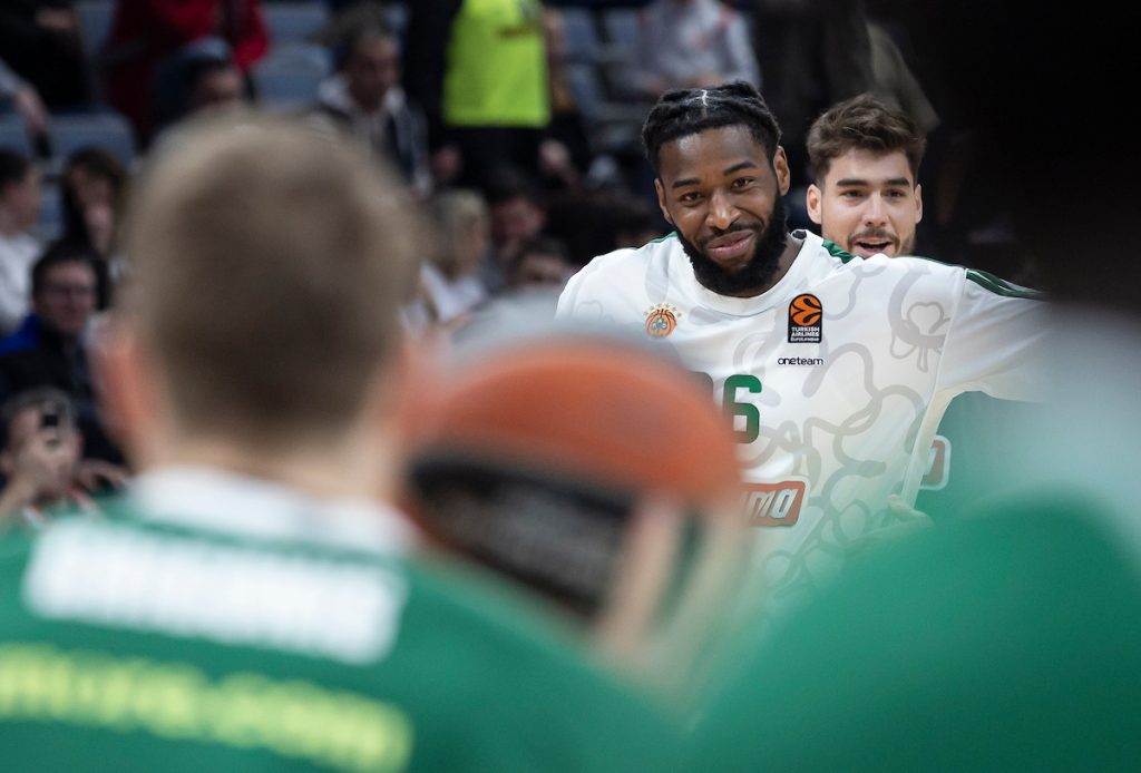 LESOR SE U ARENI SLIKAO SA DEČAKOM U DRESU PAO-A: Mogao bi da izgubiš život… (VIDEO)