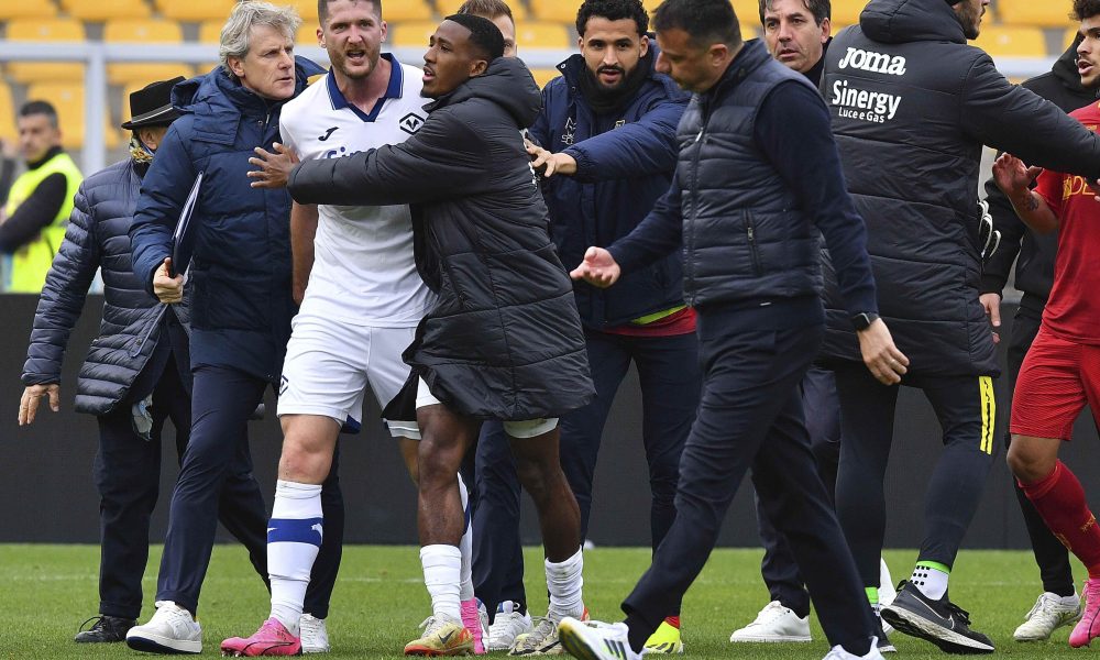 OČEKIVANO Trener koji je uličarski nasrnuo na fudbalera momentalno dobio otkaz (VIDEO)