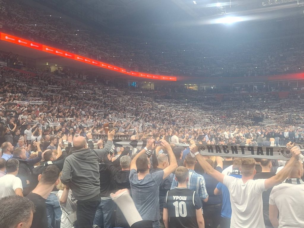 „GROBARI“ SU ŽELJKOV ŠESTI IGRAČ Partizan i prepuna Arena napadaju „kraljeviće“! (VIDEO)