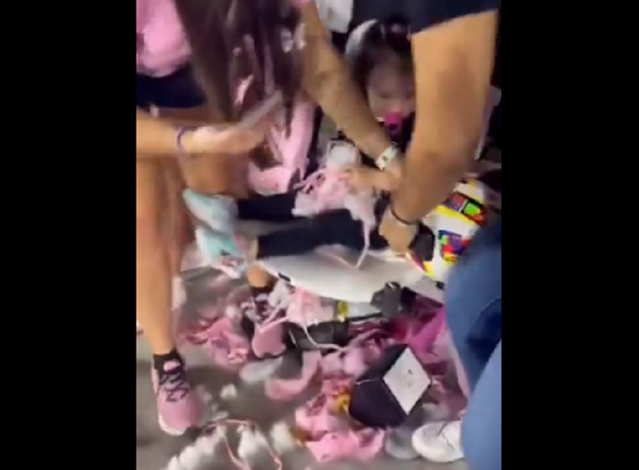 DA LI JE NORMALAN? Argentinac umalo da mu teško povredi dete, otac „tešio“ devojčicu: Jesi li dobro ljubavi? Mesi te je pogodio! (VIDEO)