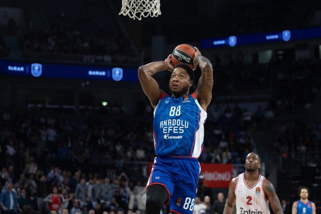 EVROLIGA Efes uhvatio poslednji voz, ne predaje se ni Žalgiris