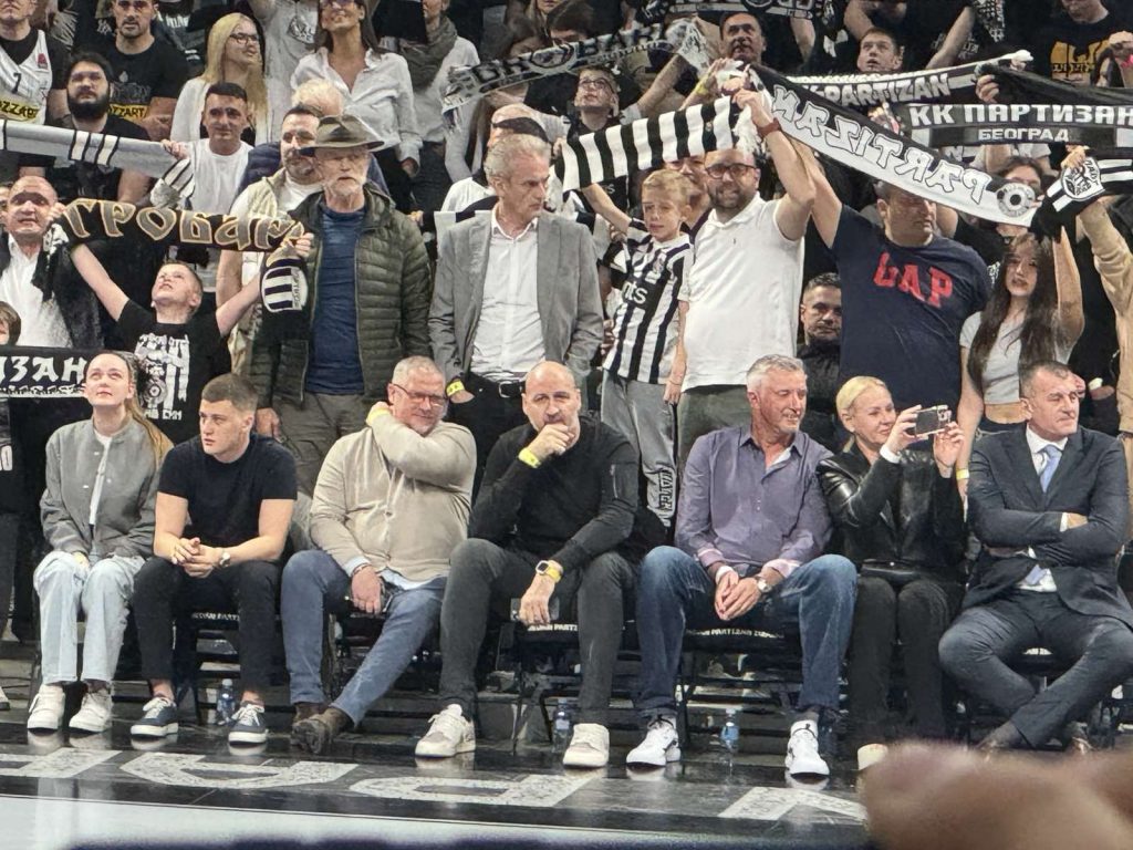 LEGENDE JUGOSLOVENSKE KOŠARKE U ARENI Evo kako su „grobari“ dočekali Rađu i Kukoča (VIDEO)