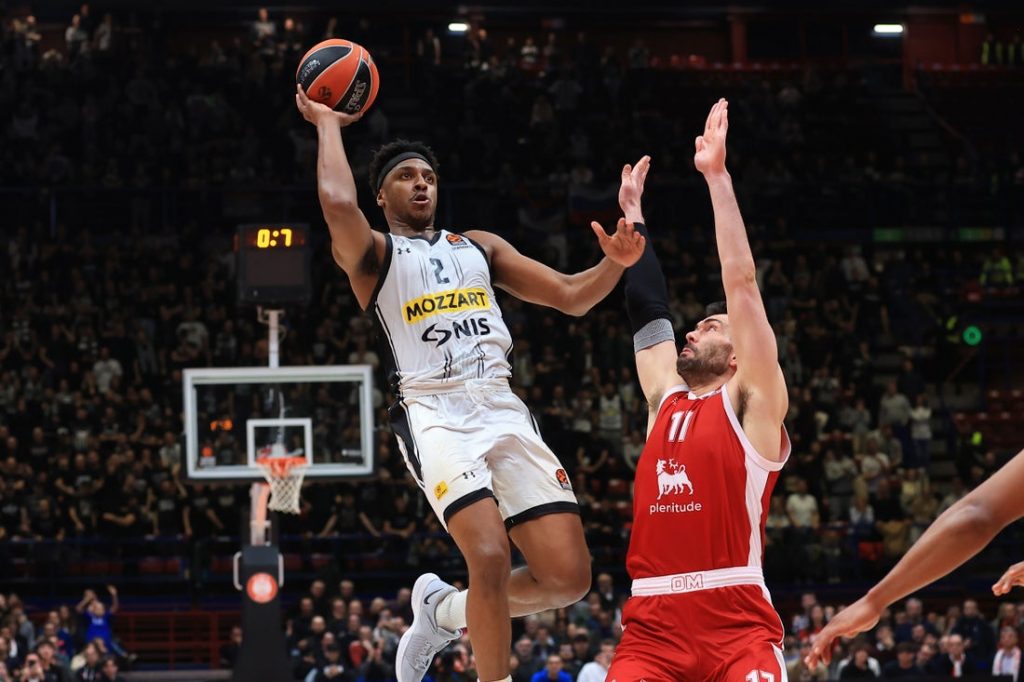 ŠTA URADI ČOVEČE? Da li reakcija ove dvojice igrača kazuje kakav je trebalo da bude plan za poslednji napad? (VIDEO)