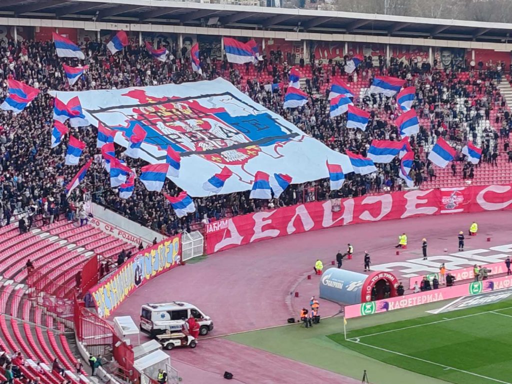 DERBI ATMOSFERA Srpske trobojke na severu! „Crveni đavoli“ kasne, ali se polako puni „kavez“ (VIDEO)