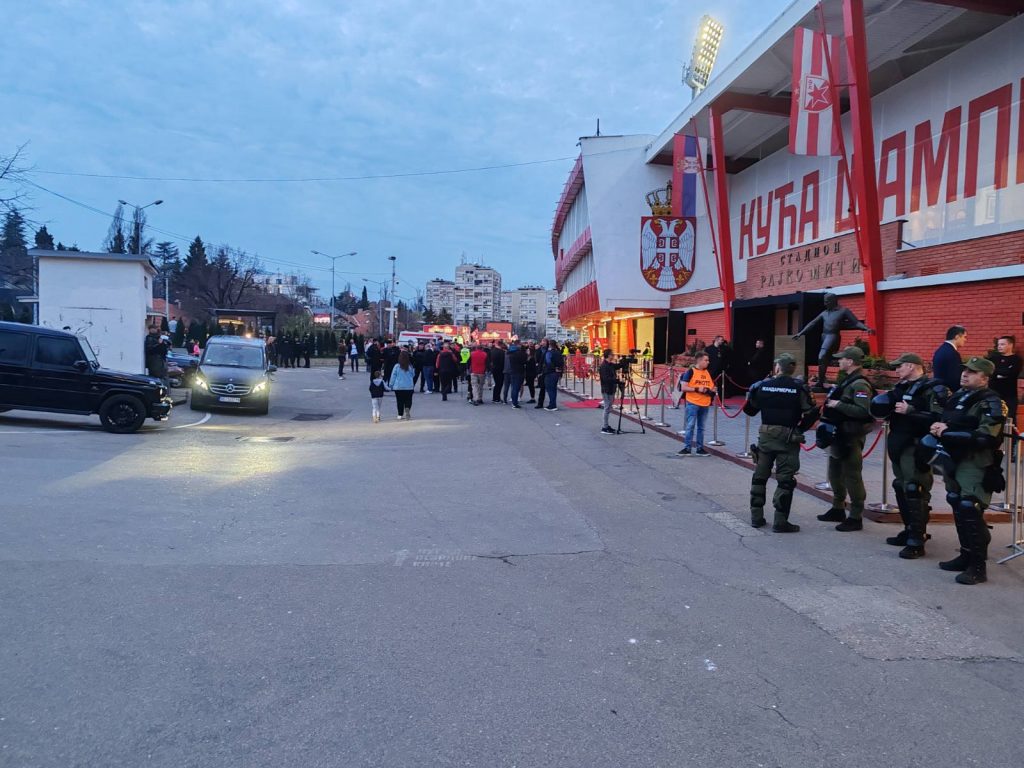 VELIKE MERE OBEZBEĐENJA Policajci sa dugim cevima, za sada nema gužve oko „Marakane“ (VIDEO)