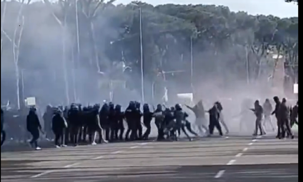 UŽASNE SCENE NA ULICAMA RIMA Lete pesnice, baklje i štangle! Masovna tuča navijača Rome i Lacija (VIDEO)