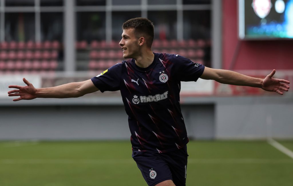 BAŽDAR PREKINUO USPAVANKU NA KROVU Njegovim prelepim golom Partizan vodi na poluvremenu! (VIDEO)