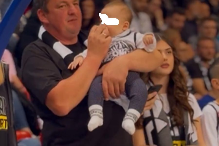 KAKVA SCENA U LAKTAŠIMA I beba navija za Partizan (VIDEO)