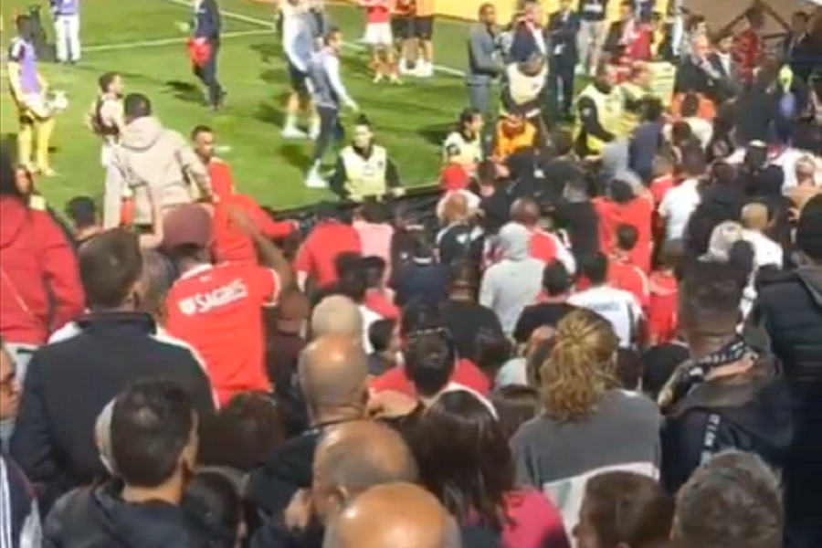 HAOS U PORTUGALIJI Besni navijači Benfike pogodili trenera flašom u glavu! (VIDEO)