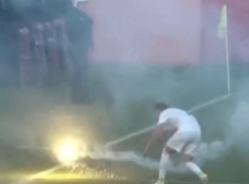 SKANDAL U CRNOJ GORI „Varvari“ prekinuli derbi, bivši igrač Partizana molio sudiju da ne prazni tribinu (VIDEO)