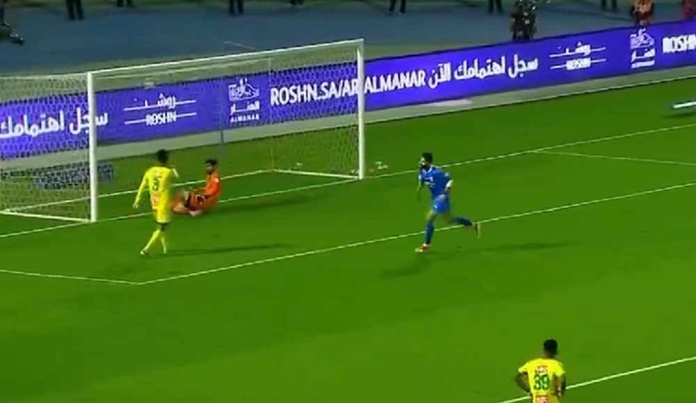 KAKAV POKLON! Neshvatljiv kiks golmana protiv Al Hilala… O čemu li je razmišljao? (VIDEO)