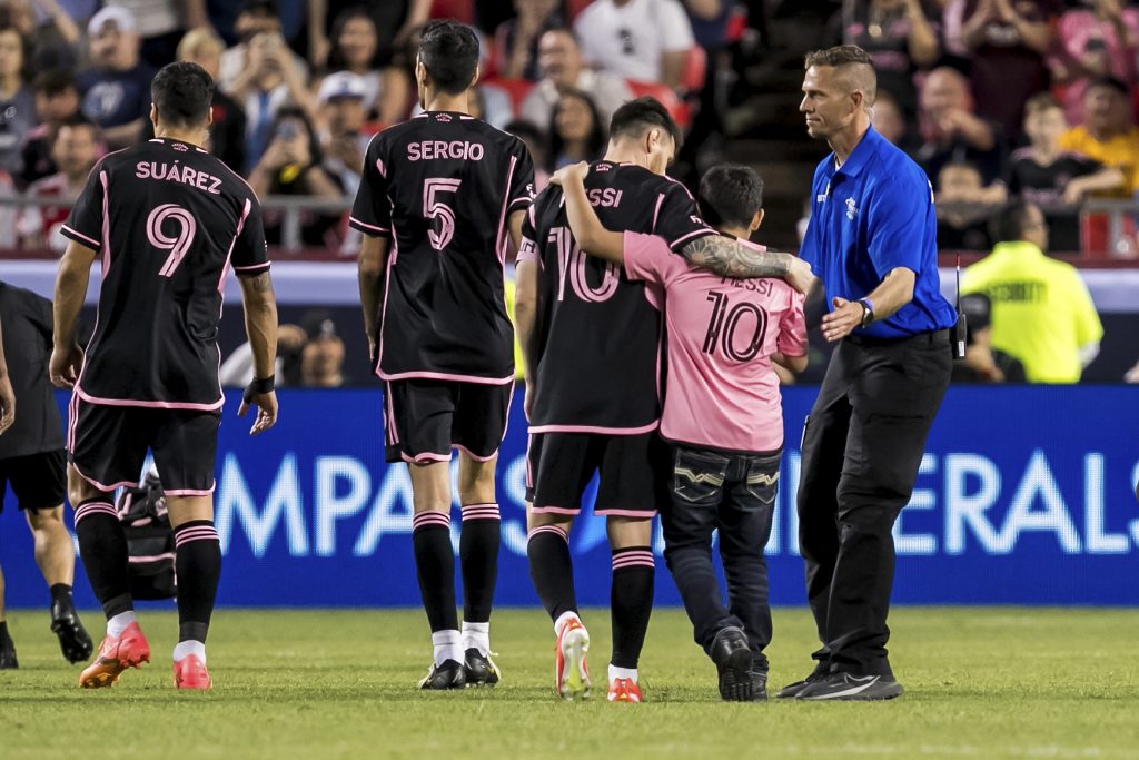 ZASPRINTAO KAO BOLT Mesijev telohranitelj zarađuje milione, posle ovog trka jasno je i zašto (VIDEO)