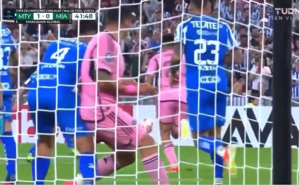 DIVLJAČKI POTEZ Suarez sada nije grizao… Umalo je slomio ruku protivniku! (VIDEO)