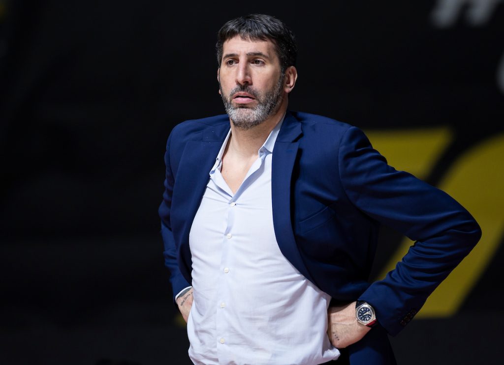 ŠOK U ŠPANIJI Valensija otpustila trenera pred meč sa Partizanom! Poznato ko će da sedi na klupi u Beogradu