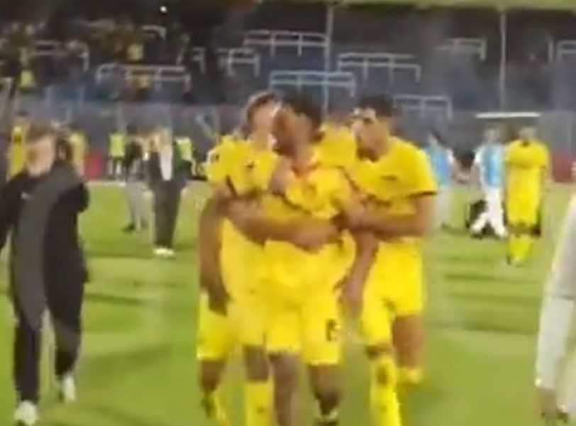 HAOS U JUŽNOJ AMERICI Fudbaler pogođen kamenom u glavu, kada je ustao hteo da se bije sa navijačima (VIDEO)