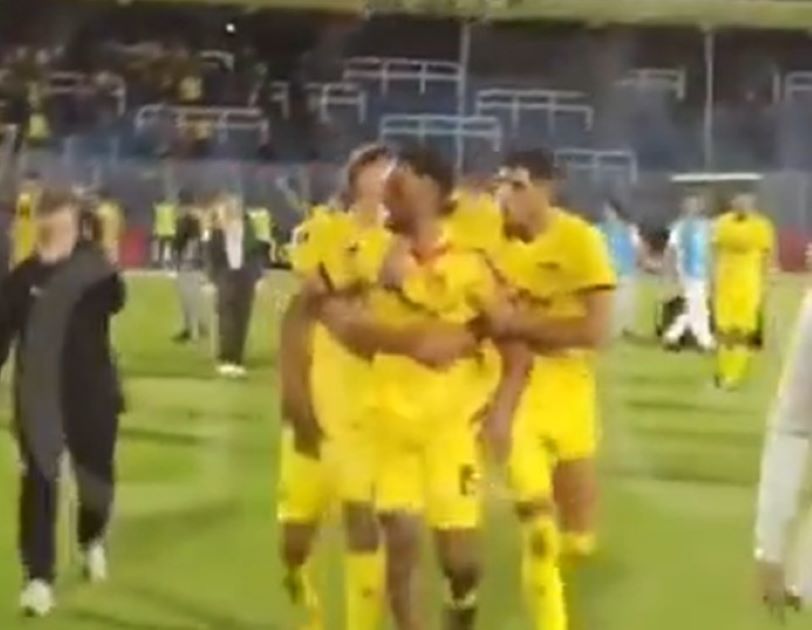 HAOS U JUŽNOJ AMERICI Fudbaler pogođen kamenom u glavu, kada je ustao hteo da se bije sa navijačima (VIDEO)