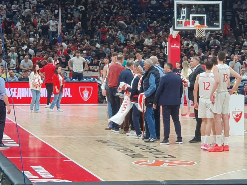 ZVEZDA NE ZABORAVLJA SVOJE HEROJE Crveno-beli obeležili 50 godina od osvajanja prvog klupskog evropskog trofeja (VIDEO)