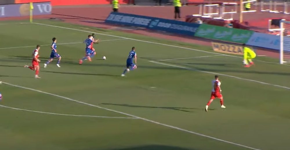 STATIVA SPASILA ZVEZDU Seri sjajno šutirao, ali pogodio samo okvir gola (VIDEO)
