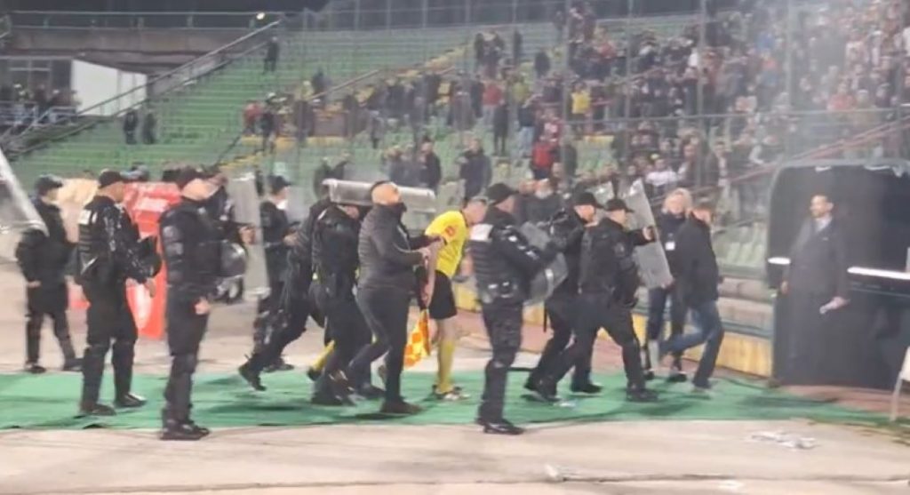 ZAKUVALO SE U SARAJEVU Policija štitovima spasila sudije i fudbalere Borca (VIDEO)