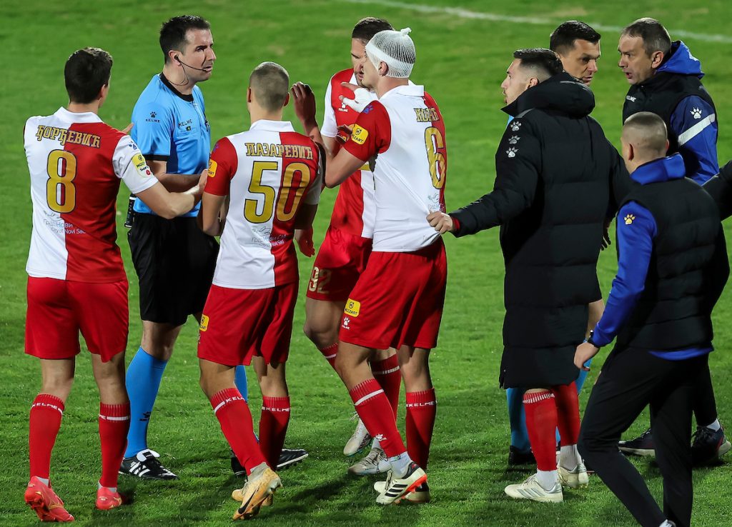 RUŽNE SCENE U NOVOM SADU Fudbaleri Vojvodine okružili sudiju! „Branio se“ crvenim kartonom (FOTO)