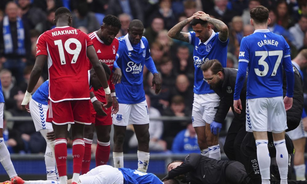 TEŠKA POVREDA U LIVERPULU Portugalac na noslima i s maskom za kiseonik iznet sa terena (VIDEO)