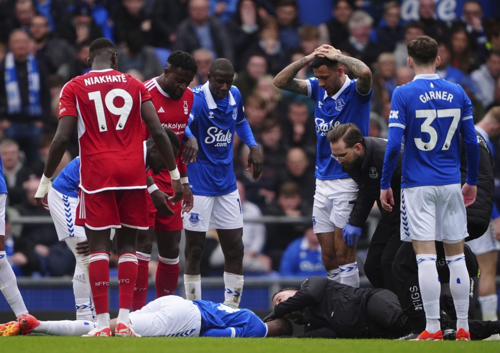 TEŠKA POVREDA U LIVERPULU Portugalac na noslima i s maskom za kiseonik iznet sa terena (VIDEO)