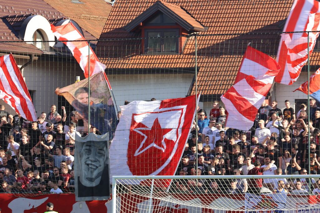 IZBEGNUTA NESREĆA Tribina u Ivanjici se ljuljala pod „delijama“… Bukvalno! (VIDEO)