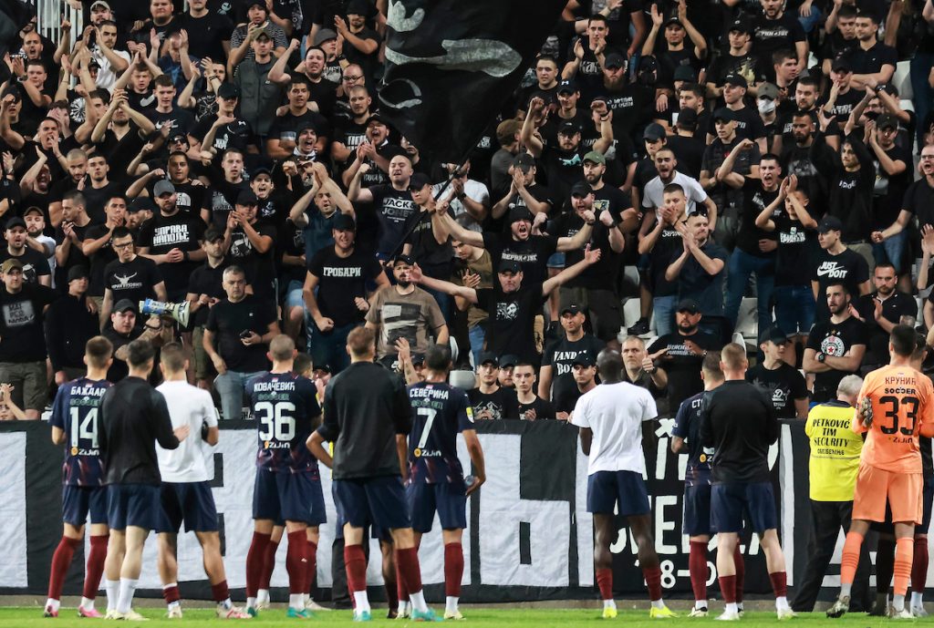 ŠOK PRED DERBI Ugašena Partizanova navijačka grupa! Osnivači spalili sva obeležja (FOTO)