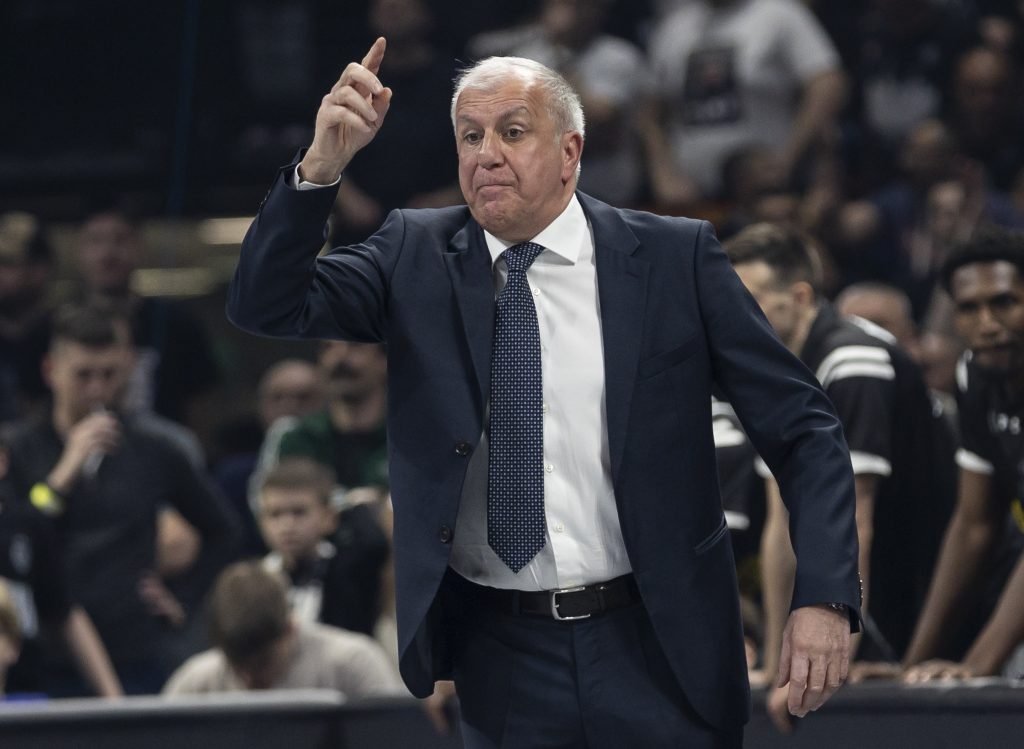 „Delije“ pesmom prizivale Obradovića, a posle ga vređale! (VIDEO)