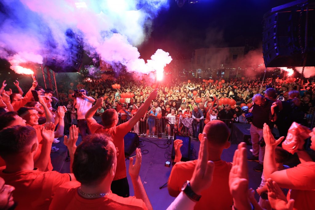 KRAGUJEVAC SLAVI ISTORIJSKI USPEH Fudbalere Radničkog dočekalo 5.000 ljudi! Dudić najavio…  (FOTO+VIDEO)