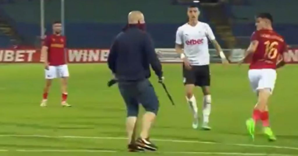 HAOS U BUGARSKOJ Gradski derbi prekinuli huligani koji su na teren ušli sa šipkama i rušili sve pred sobom (VIDEO)