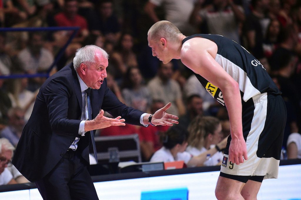 DONESITE MU KOKICE Smailagić kao u pozorištu! Košarkaš Partizana uradio ono što Obradović najviše mrzi (VIDEO)
