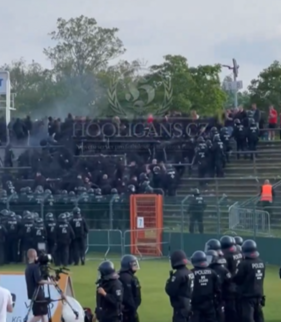 HOROR U BERLINU Na meču četvrte lige povređeno više od 150 policajaca, uhapšena 74 huligana (VIDEO)