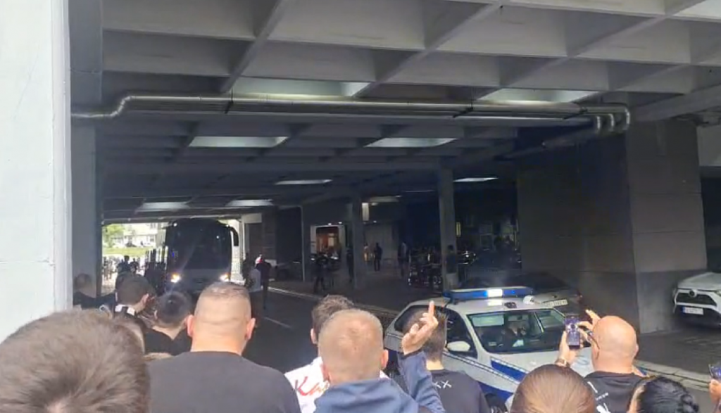 VREO DOČEK Košarkaši Zvezde stigli ispred Arene, a tu su ih sečakali „grobari“ (VIDEO)