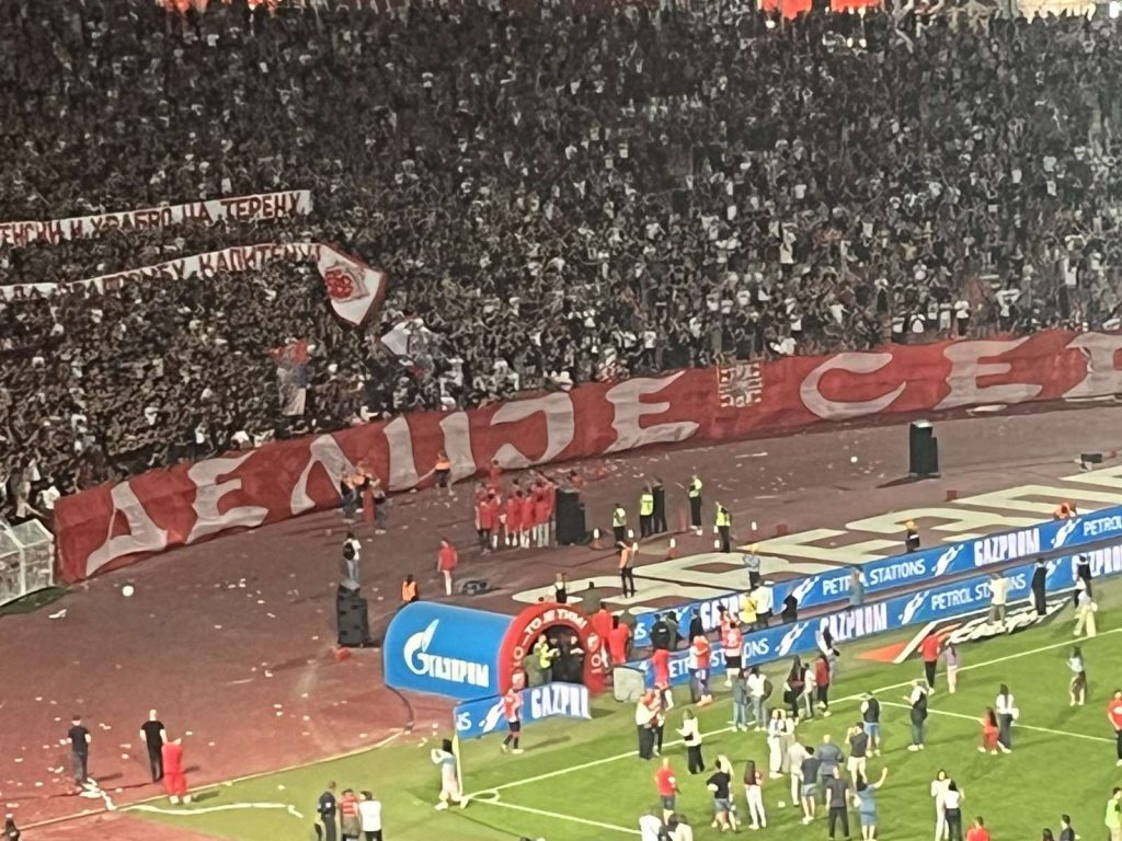 OPROŠTAJ NA SEVERU „Delije“ istakle transparent za Dragovića, evo kako je on reagovao (FOTO+VIDEO)