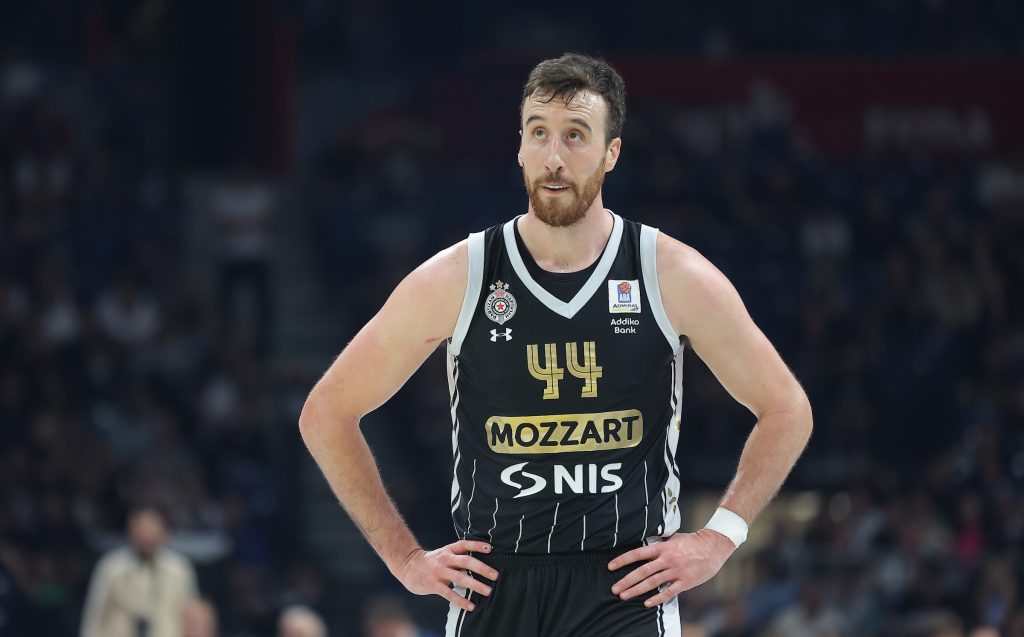 PREKIPELO MU Kaminski isključen, umalo da ga napadnu domaći navijači (VIDEO)