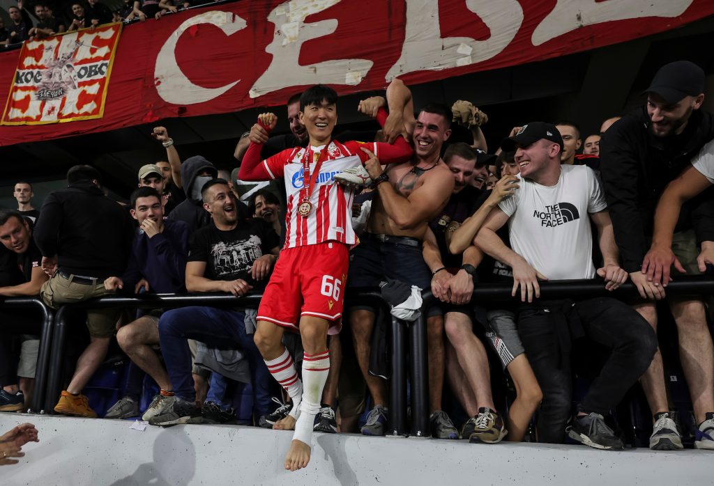 A TIIII… OBUCI DRES BRUS LI „Delije“ digle Hvanga na tribinu i zapevale šaljivu pesmu (VIDEO)