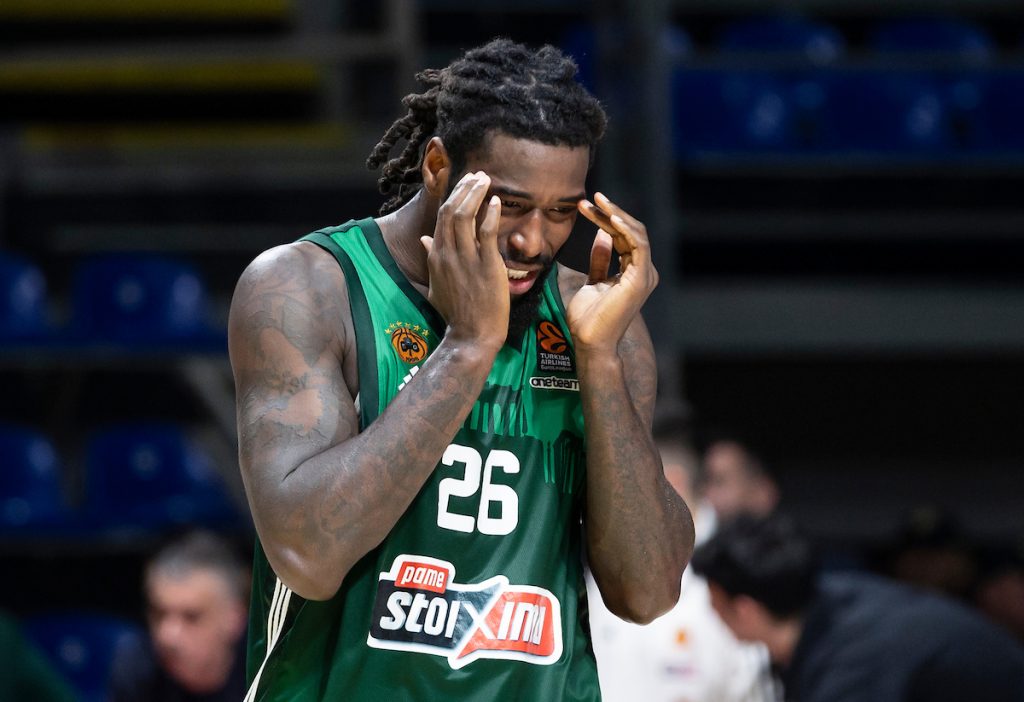 PAO MU MRAK NA OČI Navijač pljunuo Lesora! Nekadašnji košarkaš Partizana potpuno izgubio kontrolu… (VIDEO)