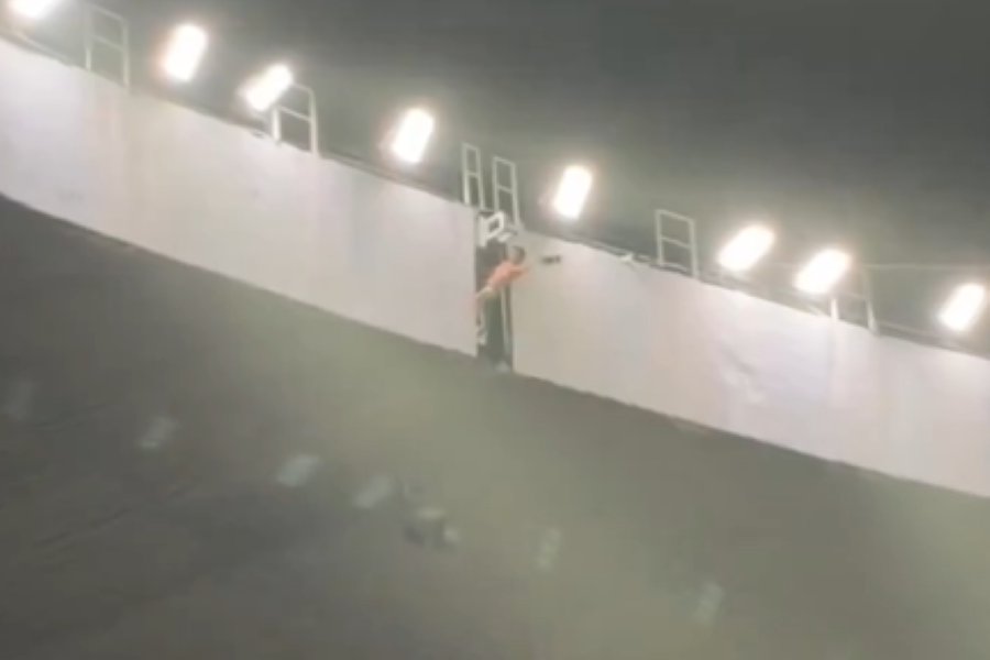 ŽIVOT BI DAO ZA KLUB, ALI BUKVALNO Popeo se na krov stadiona i slavio titulu Amerike! Jedan pogrešan potez mogao je da ga košta (VIDEO)