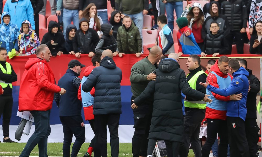 HAOS U KRAGUJEVCU Sudija gledao VAR zbog tuče trenera, pored kiše pljuštali crveni kartoni (VIDEO)