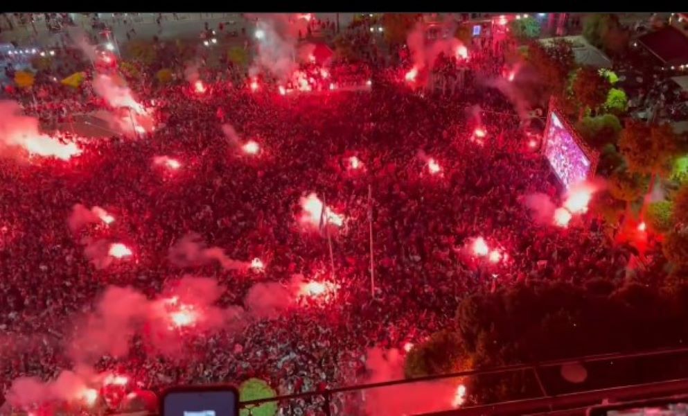 LUDNICA U ATINI Pogledajte kako su navijači Olimpijakosa proslavili gol koji im je doneo prvi evropski trofej (VIDEO)