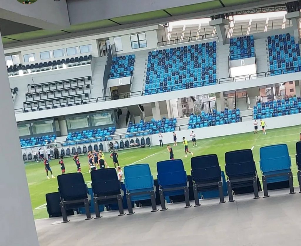 VELIKA PODRŠKA I VAN BEOGRADA Zvezda odradila trening, navijači ispratili kako dolikuje (FOTO)