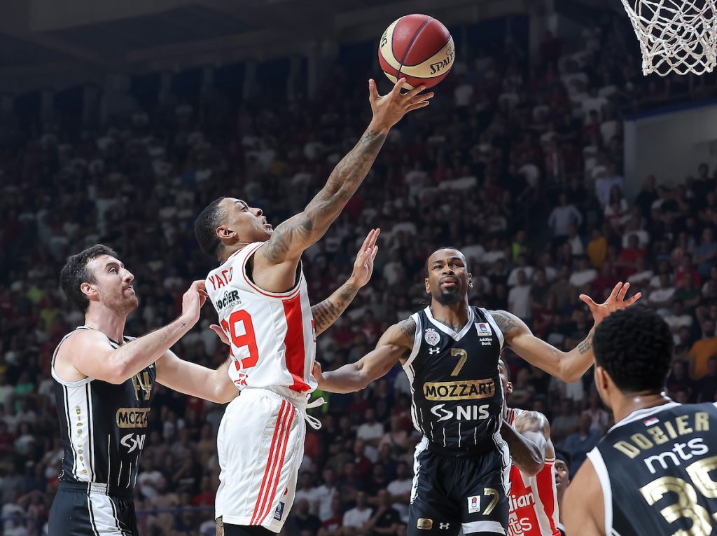 SPORAN DETALJ Da li su sudije pogrešile? Koraci Jaga ili faul Alekse? (VIDEO)