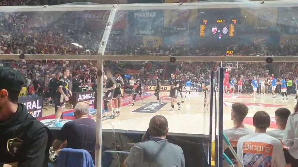 PUBLIKA KAO ŠESTI IGRAČ! Zvezdaši aplauzom dočekali svoje, pa izviždali košarkaše Partizana (VIDEO)