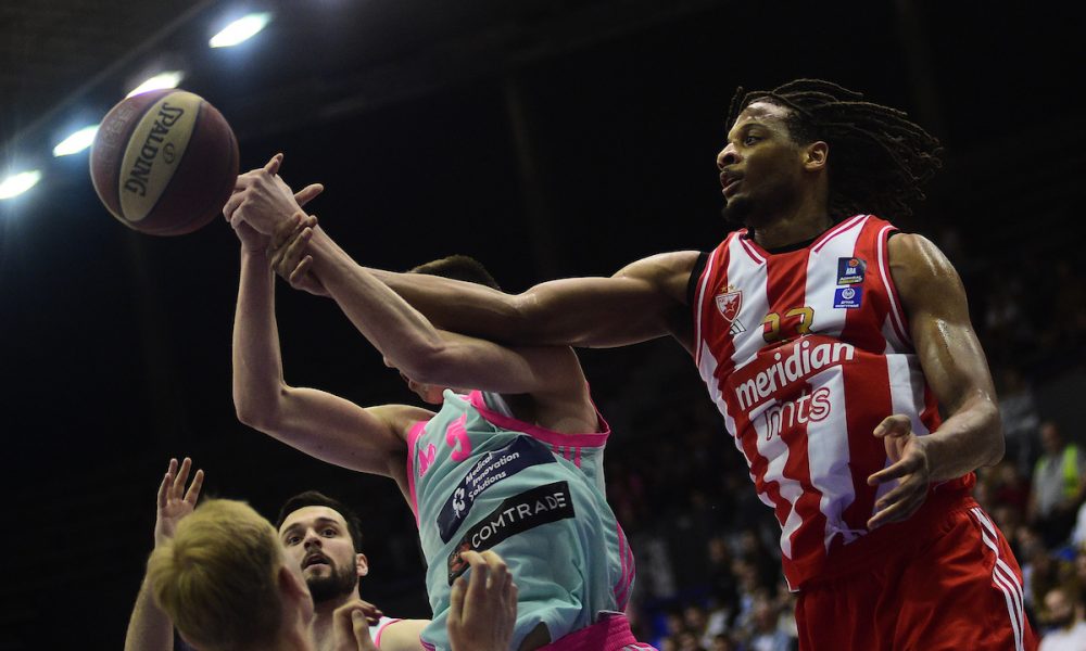 JEZIVA SCENA Bivši Zvezdin košarkaš doživeo ozbiljnu povredu! Ostao bez svesti, pa iznet na nosilima sa terena (VIDEO)