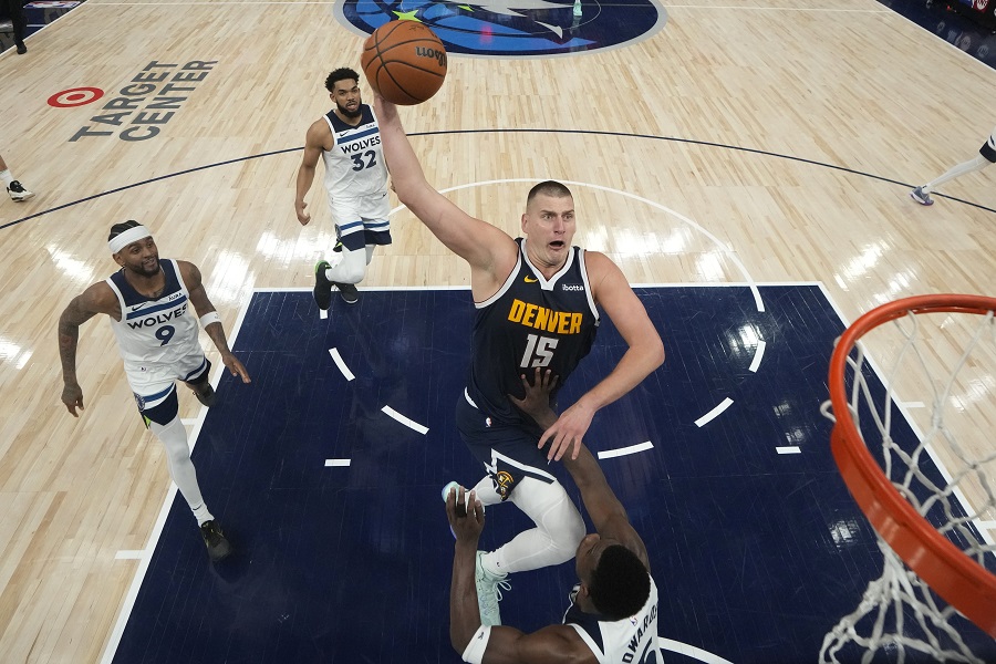 DA SE ZNA KO JE MVP Dobrodošao na poster! Pogledajte Jokićevo brutalno zakucavanje preko najveće zvezde Minesote (VIDEO)