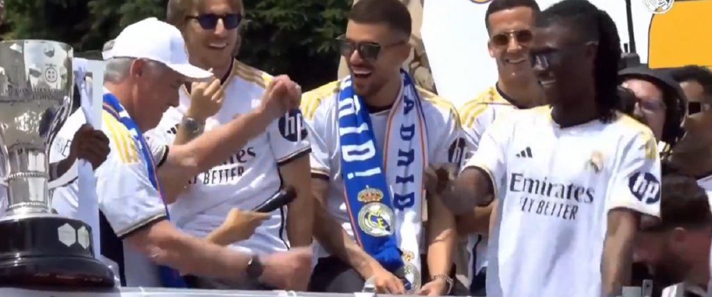 ŠOU NA ULICAMA MADRIDA Real slavi titulu, Karlo Anćeloti pleše sa Kamavingom! (VIDEO)