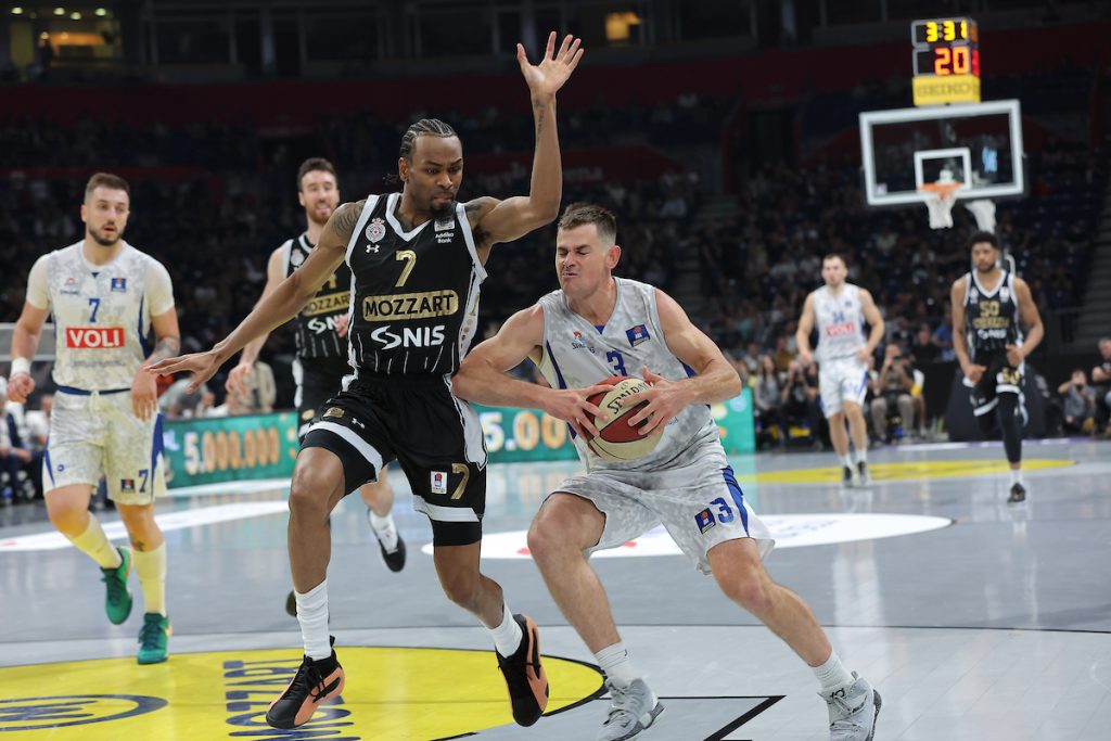 OGLASILA SE BUDUĆNOST Kriterijum nije bio isti za obe ekipe… Jednom čoveku je poručeno: Pakuj kofere!