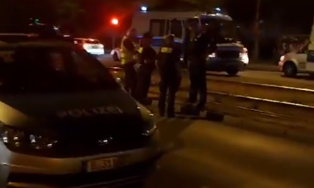 JEZIVE SCENE NA ULICAMA BERLINA Masovna tuča navijača Olimpijakosa i Panatinaikosa! Korištene bejzbol palice, ima i teže povređenih (VIDEO)