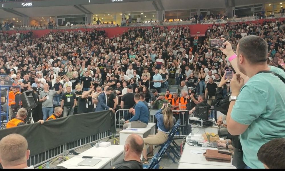 NIJE OSTALO SAMO NA UVREDAMA „Grobari“ gađali generalnog menadžera Zvezde flašicama, a potom je udaljen iz dvorane! (VIDEO)